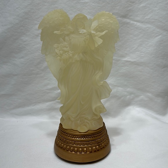 Angle sculpture with dove - Picture 1 of 9